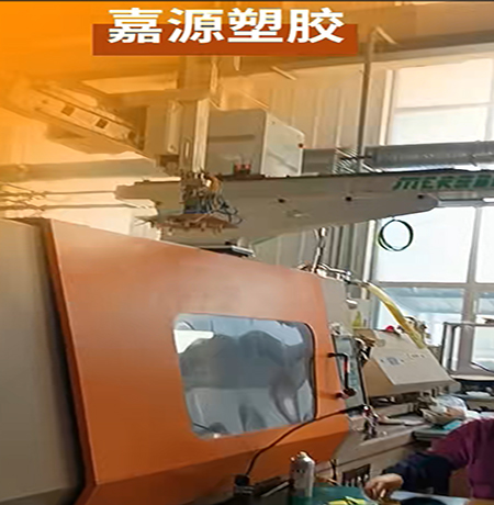 大型注塑机械手生产线-新闻.jpg